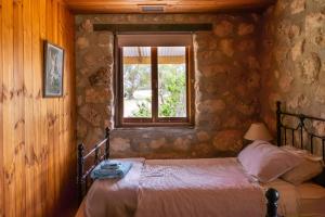 Un dormitorio con una cama y una ventana en Broken Gum Country Retreat, en Hartley