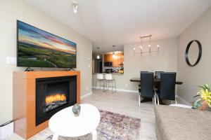 Χώρος καθιστικού στο Modern Condo in Central Location with Pool Sauna & Jacuzzi