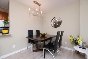 Φωτογραφία από το άλμπουμ του Modern Condo in Central Location with Pool Sauna & Jacuzzi στο Βανκούβερ