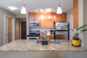 Η κουζίνα ή μικρή κουζίνα στο Modern Condo in Central Location with Pool Sauna & Jacuzzi +18 φωτογραφίες