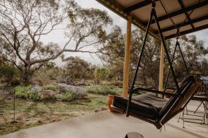 un columpio con vistas a un campo en Broken Gum Country Retreat, en Hartley