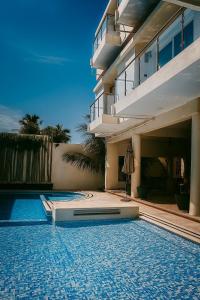 une piscine devant un bâtiment dans l'établissement Casa Boutique Maria Bonita, à La Manzanilla