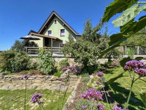 une maison avec un jardin devant dans l'établissement Hochfels, à Stadlern