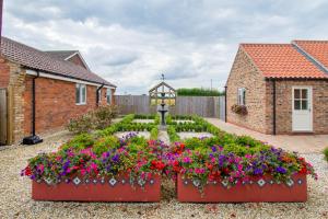 a garden with flowers and a light in a yard at Meals Farm - Courtyard Room in North Somercotes
