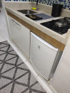 une cuisine avec une cuisinière et un évier dans l'établissement Studio 1315 Campinas SP, à Campinas