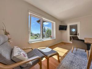 un salon avec un canapé et une fenêtre dans l'établissement Hochfels, à Stadlern