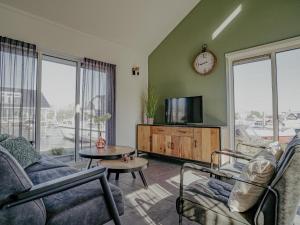 TV a/nebo společenská místnost v ubytování Het Kraaijennest Miva