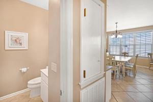 La salle de bains est pourvue de toilettes et d'une salle à manger. dans l'établissement Tybee Tides 510A, à Tybee Island 48 autres photos