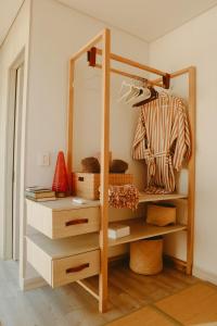 La MajahuaMinimalist Surf, Pool, AC, Icebath, Yoga, Saladita, 50m to Surf的客房设有带架子和镜子的衣柜。