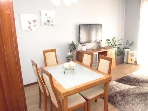 a dining room with a table and chairs at EPS53 T1,luminoso apartamento, 800m praia Apulia in Apúlia