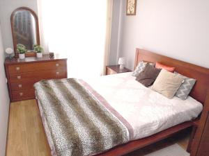 a bedroom with a bed and a dresser at EPS53 T1,luminoso apartamento, 800m praia Apulia in Apúlia