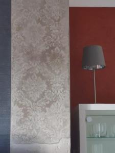 a room with a wall with a lamp and a wall at Villa Am Kurpark in Friedrichroda +11 photos