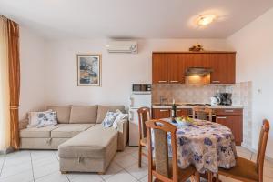 Kuchyň nebo kuchyňský kout v ubytování Ferienwohnung Villa Pinta Mit Großem Garten