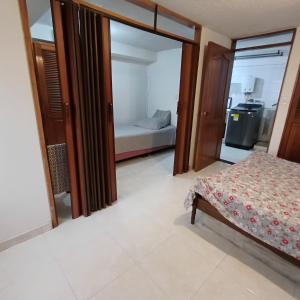 ein Zimmer mit Bett und ein Schlafzimmer mit Küche in der Unterkunft Quédate En El Punto Más Central De Manizales in Manizales