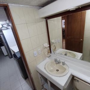 ein Badezimmer mit Waschbecken und Spiegel in der Unterkunft Quédate En El Punto Más Central De Manizales in Manizales