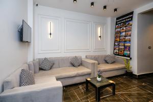 Χώρος καθιστικού στο Point Pyramids View