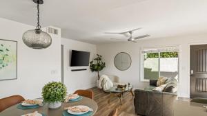 圣克莱门特Walk to Beach Hot Tub Oceanview Deck 259 Trailhead Trestles 2 by AvantStay的客厅里有一张桌子和一张沙发