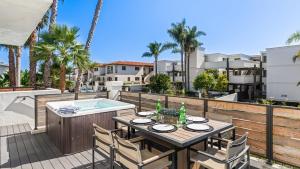 圣克莱门特Walk to Beach Hot Tub Oceanview Deck 259 Trailhead Trestles 2 by AvantStay的一个带桌椅和热水浴池的庭院
