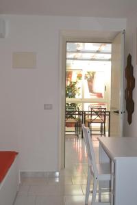 una sala da pranzo con tavolo e sedie di Il Cortiletto Di Piazza Verga a Catania