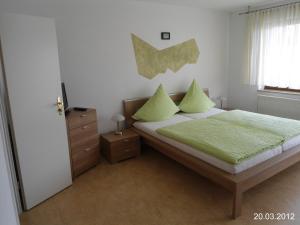 Postel nebo postele na pokoji v ubytování Hefterwaldstüble