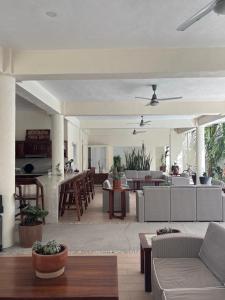 un salon avec un canapé et une table dans l'établissement Casa Boutique Maria Bonita, à La Manzanilla