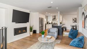 圣克莱门特Steps to Beach Hot Tub Private Patio 259 Trailhead Trestles 3 by AvantStay的带沙发和壁炉的客厅