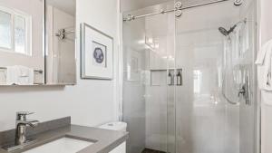 Et badeværelse på Steps to the Beach Hot Tub Fire Pit 257 Trailhead Trestles 2 by AvantStay + 26 billeder