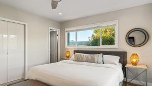 En eller flere senge i et værelse på Steps to the Beach Hot Tub Fire Pit 257 Trailhead Trestles 2 by AvantStay