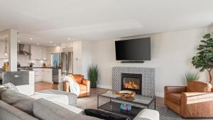 Et tv og/eller underholdning på Steps to the Beach Modern 3BDR w Patio 257 Trailhead Trestles 1 by AvantStay