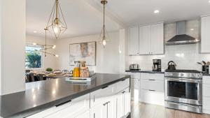 Køkken eller tekøkken på Steps to the Beach Modern 3BDR w Patio 257 Trailhead Trestles 1 by AvantStay