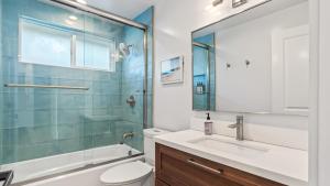 Et badeværelse på Steps to the Beach Modern 3BDR w Patio 257 Trailhead Trestles 1 by AvantStay + 22 billeder