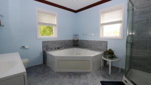 Vannituba majutusasutuses Sunset Breeze Manor +28 fotot