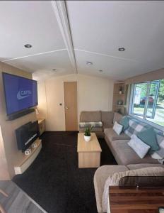 un salon avec un canapé et une télévision dans l'établissement Lovely 8 Berth Caravan With Side Decking At Haven Cleethorpes Beach Ref 48033F, à Humberston