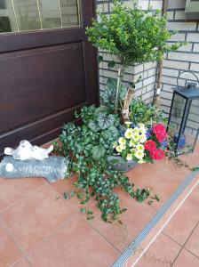 un bouquet de fleurs devant une porte dans l'établissement Ferienwohnung Zwei Finken In Wiesmoor, à Wiesmoor