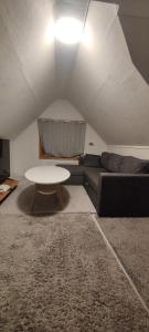 un salon avec un canapé et une table dans l'établissement Lily Apartment, à Tromsø
