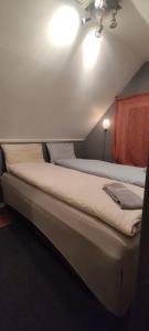 une chambre avec deux lits dans une pièce dans l'établissement Lily Apartment, à Tromsø