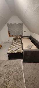 - 2 lits dans une chambre mansardée dans l'établissement Lily Apartment, à Tromsø