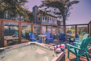 ヴァルドポートにあるHistoric Dowd Houseのパティオの真ん中にホットタブが備わる家