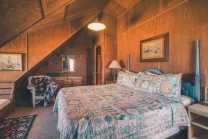 ヴァルドポートにあるHistoric Dowd Houseの部屋にベッドと椅子がある寝室