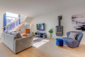 Pont-RougeLakay-SPA Piscine Billards 25 min de Québec的带沙发、椅子和壁炉的客厅