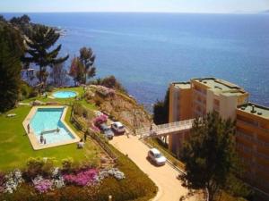 an aerial view of a swimming pool and the ocean at Departamento B84 in Puchuncaví