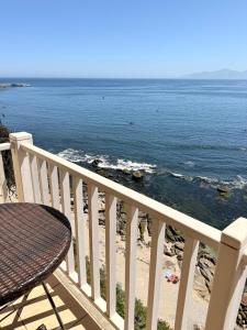 a view of the ocean from a balcony at Departamento B84 in Puchuncaví +9 photos