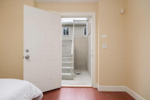 Φωτογραφία από το άλμπουμ του Guesthouse with Private Entrance In Quiet Neighbourhood στο Βανκούβερ
