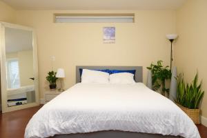 Ένα ή περισσότερα κρεβάτια σε δωμάτιο στο Guesthouse with Private Entrance In Quiet Neighbourhood