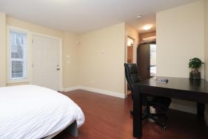 Ένα ή περισσότερα κρεβάτια σε δωμάτιο στο Guesthouse with Private Entrance In Quiet Neighbourhood