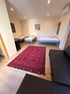 - un salon avec deux tables et un tapis rouge dans l'établissement Maia Oporto Suites, à Maia 8 autres photos