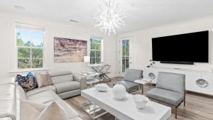 Μια τηλεόραση ή/και κέντρο ψυχαγωγίας στο Bright 30A Two-Suite Condo — Balcony Views Pool Hot Tub Near Gulf Place Emerald Oasis by AvantStay