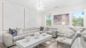 Χώρος καθιστικού στο Bright 30A Two-Suite Condo — Balcony Views Pool Hot Tub Near Gulf Place Emerald Oasis by AvantStay