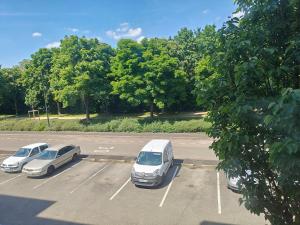 drei weiße Autos auf einem Parkplatz geparkt in der Unterkunft Locations de Chambres Proches de Paris à Massy in Massy