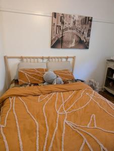 1 dormitorio con 1 cama con edredón de naranja en Home in Leichhardt, Sydney, en Sídney